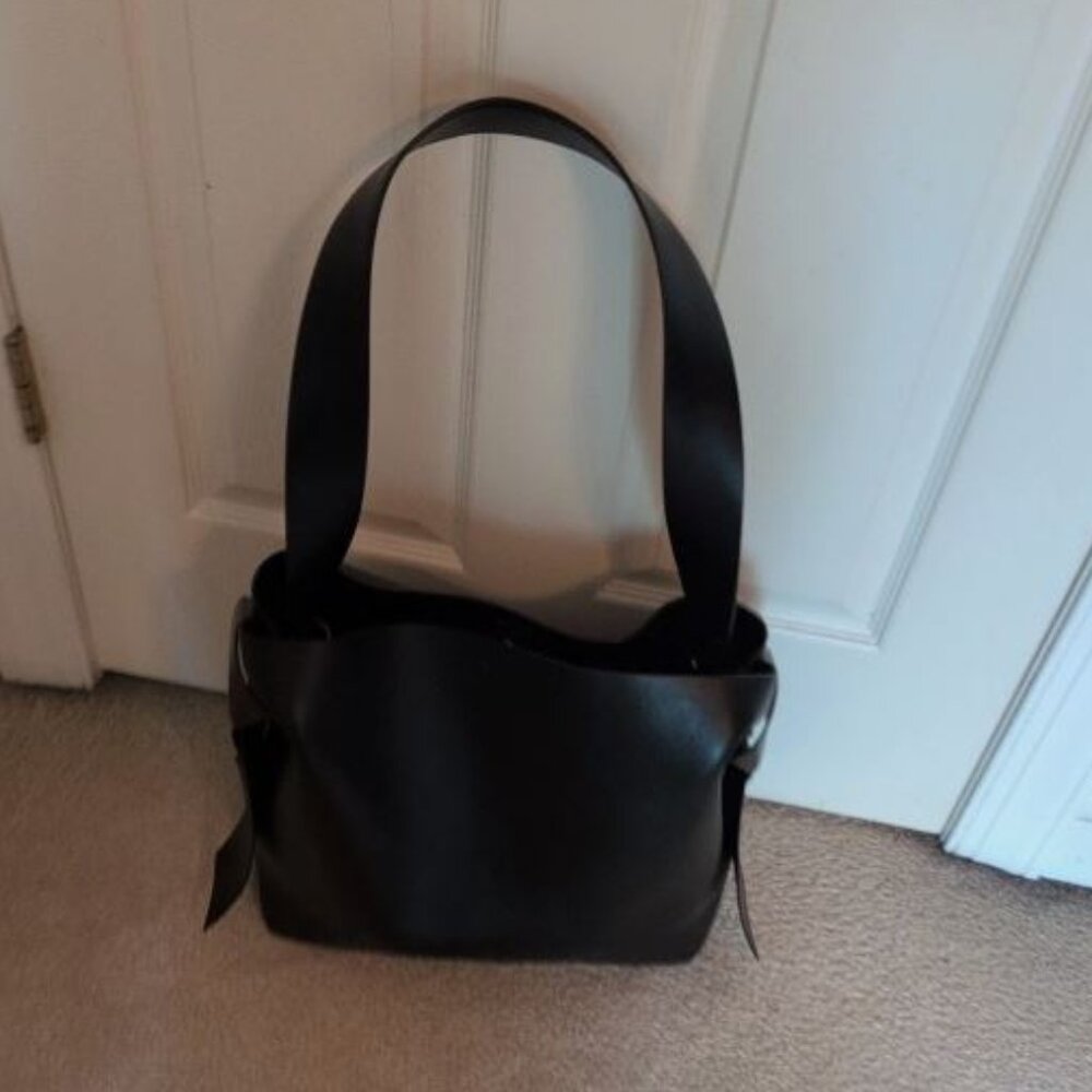ACNE STUDIOS MUSUBI MIDI SHOULDER BAG THE MUST HAVE OF 2025. PERFECT, UNWORN.